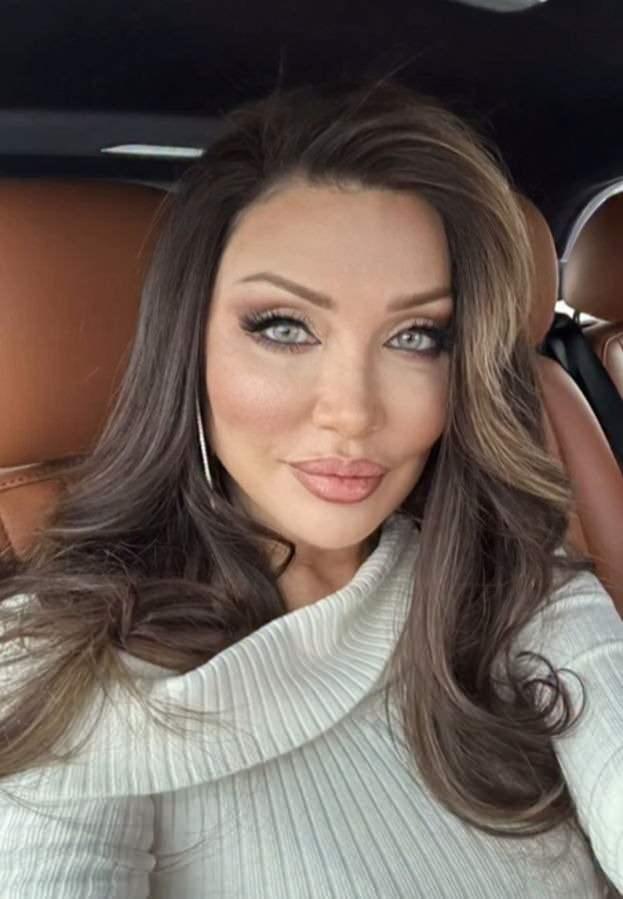 <p><strong>T&uuml;rk sanat m&uuml;ziğinin g&uuml;&ccedil;l&uuml; sesi Umut Aky&uuml;rek, oyuncu ve yazar H&uuml;seyin Cem Durak'ın tek kişilik oyunu 'Her Şeyden &Ouml;nce Hi&ccedil;bir Yerde'yi izledi. Oyun &ouml;ncesi basın mensuplarıyla sohbet etmeyi ihmal etmeyen Aky&uuml;rek, T&uuml;rkiye g&uuml;ndemini sarsan uyuşturucu operasyonlarına y&ouml;nelik dikkat &ccedil;eken yorumlarda bulundu.</strong></p>
