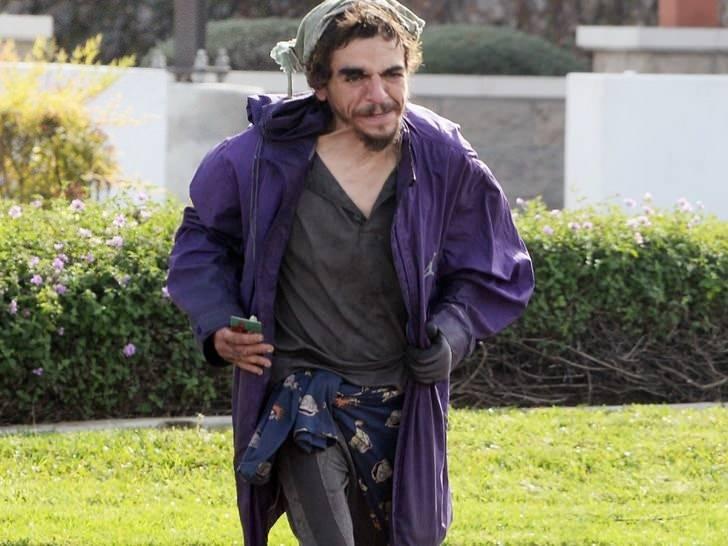 <p><strong>Oğlunun sokakta yaşamasının ardındaki ger&ccedil;ek nedenleri anlatan baba Mendez, ailenin 10 yılı aşkın s&uuml;redir Chase&rsquo;in madde bağımlılığı, bipolar bozukluk ve şizofreni hastalığı ile m&uuml;cadele ettiğini aktardı.</strong></p>
