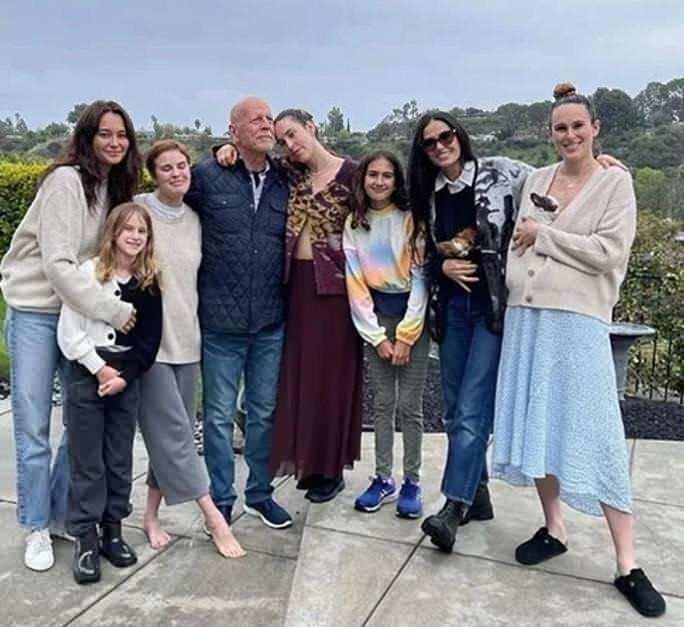 <p><strong>Son olarak &uuml;nl&uuml; yıldızın eşi Emma Heming, Willis'in sağlık durumunun kontrol altında tutulması i&ccedil;in artık kendisine bakan bir ekiple birlikte tek katlı bir evde yaşadığını a&ccedil;ıklamıştı.</strong></p>
