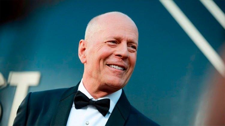 <p><strong>"Kanun Namına", "Zor &Ouml;l&uuml;m", "Altıncı His" ve "&Ouml;l&uuml;ms&uuml;z" gibi birbirinden başarılı yapımlarla hafızalara kazınan d&uuml;nyaca &uuml;nl&uuml; yıldız Bruce Willis, 3 yılı aşkın bir s&uuml;redir frontotemporal demans (FTD) hastalığı sebebiyle zor zamanlar ge&ccedil;iriyor.&nbsp;</strong></p>
