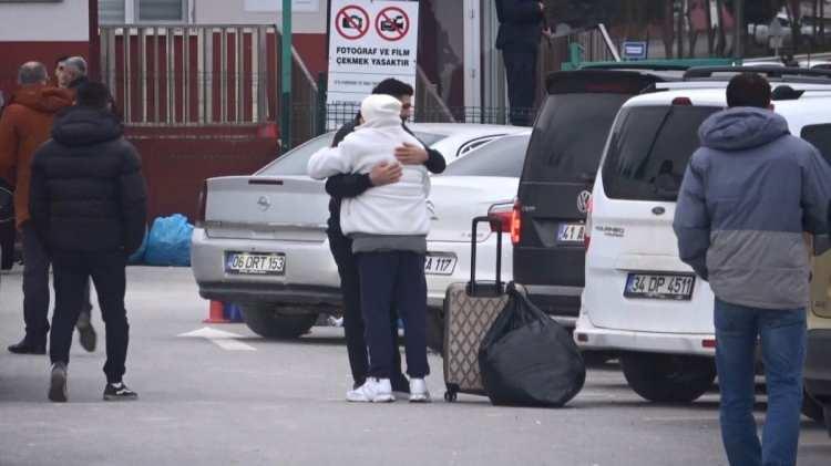 <p>Cezaevi &ouml;n&uuml;nde zaman zaman duygusal anlar yaşandı.</p>

<p>&nbsp;</p>

<p>&nbsp;</p>
