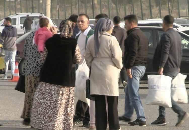 <p><span style="color:#B22222"><strong>''4 SENEDİR CEZAEVİNDEYDİ"</strong></span></p>

<p>Diyarbakır'da Ceza ve İnfaz Kurumları Kamp&uuml;s&uuml;nde yakınının &ccedil;ıkmasını bekleyen Sultan Agar, ''Eltimin gelini i&ccedil;in geldik. 4 senedir cezaevindeydi. Bize &ccedil;ok mutlu bir haber verdiler. Allah onlardan razı olsun. 11'inci yargı paketini &ccedil;ıkaranlara teşekk&uuml;r ediyoruz.</p>
