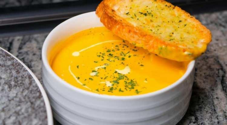 <p><strong>İ&ccedil;eriğindeki gingerol adlı biyoaktif bileşen sayesinde g&uuml;&ccedil;l&uuml; antioksidan ve iltihap giderici &ouml;zellikler taşıyan zencefil, kış aylarında &ccedil;orbalara eklendiğinde grip gibi hastalıklara karşı koruyucu olabilir.</strong></p>
