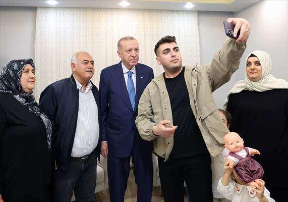<p>Cumhurbaşkanı Recep Tayyip Erdoğan, Hatay&rsquo;da depremzede Karakuş ailesini yeni evlerinde ziyaret etti.</p>

