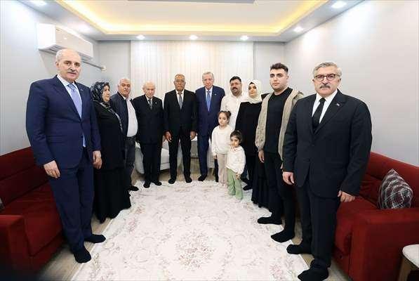 <p>Ziyarette MHP Genel Başkanı Devlet Bah&ccedil;eli ile TBMM Başkanı Numan Kurtulmuş da yer aldı.</p>
