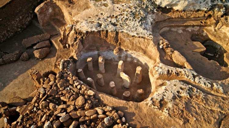 <p><font color="#b22222"><strong>1. NEOLİTİK'TEN MASALLAR (KARAHANTEPE, T&Uuml;RKİYE)</strong></font></p>
