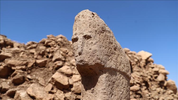 <p>Şanlıurfa'daki Karahantepe'de, Neolitik d&ouml;neme ait "amfitiyatro" benzeri kamusal bir yapı ve &uuml;zerinde insan y&uuml;z&uuml; oyulmuş T-bi&ccedil;imli bir s&uuml;tun keşfedildi.</p>
