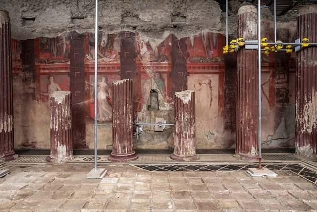 <p>Pompeii'deki "Thiasus Evi"nde, Şarap Tanrısı Dionysos'a adanmış gizem k&uuml;lt&uuml;n&uuml; tasvir eden muazzam freskler g&uuml;n y&uuml;z&uuml;ne &ccedil;ıkarıldı. Fresklerdeki nadir avlanma sahneleri ve rit&uuml;el betimlemeleri, Roma d&ouml;nemi inan&ccedil; d&uuml;nyasına dair "megalografik" (b&uuml;y&uuml;k &ouml;l&ccedil;ekli) bir pencere a&ccedil;ıyor.</p>
