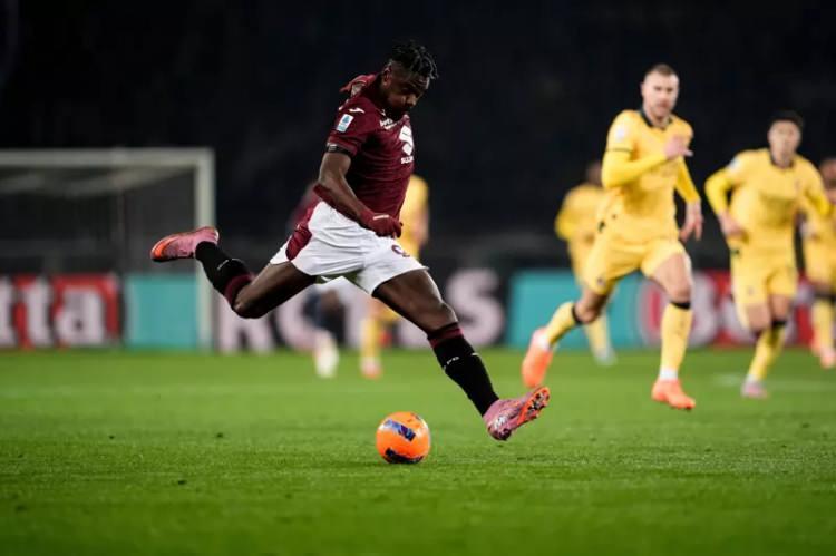 <p>Devre arası transfer &ccedil;alışmalarını hızlandıran Beşiktaş'ta g&uuml;ndeme bu kez s&uuml;rpriz bir isim geldi.<br />
<br />
Siyah-beyazlılar, Serie A ekiplerinden Torino'da forma giyen Kolombiyalı golc&uuml; Duvan Zapata'yı kadrosuna katmak i&ccedil;in temaslarını sıklaştırdı.<br />
<br />
(ALFREDO PEDULLA)</p>
