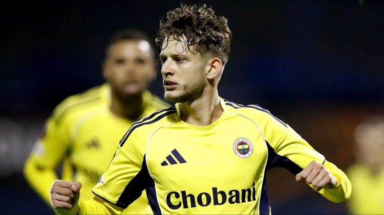 <p>Fenerbah&ccedil;e'de Sebastian Szymanski ile ara transfer d&ouml;neminde vedalaşılması bekleniyor.<br />
<br />
Polonyalı futbolcunun temsilcisinin, son d&ouml;nemde bazı kul&uuml;pler ile g&ouml;r&uuml;şme halinde olduğu belirtildi.<br />
<br />
(TRT SPOR)</p>
