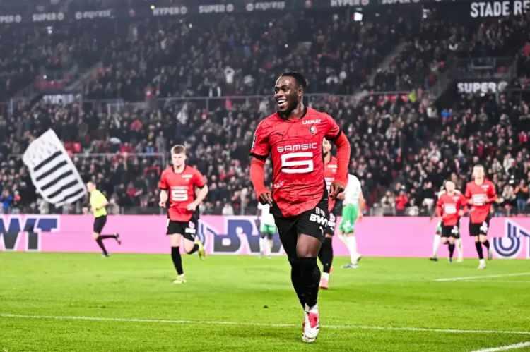 <p>Devre arası transfer &ccedil;alışmalarını s&uuml;rd&uuml;ren Beşiktaş, h&uuml;cum hattını g&uuml;&ccedil;lendirmek i&ccedil;in Nottingham Forest forması giyen Arnaud Kalimuendo'yu g&uuml;ndemine aldı.<br />
<br />
Siyah-beyazlıların, Fransız golc&uuml;y&uuml; kiralık olarak kadrosuna katmak i&ccedil;in temaslarını s&uuml;rd&uuml;rd&uuml;ğ&uuml; belirtildi.<br />
<br />
(TRT SPOR)</p>
