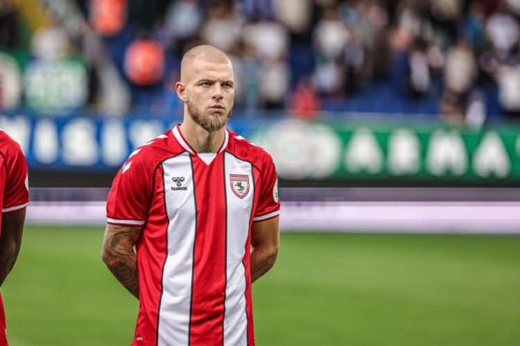 <p>Wolverhampton'dan Emmanuel Agbadou ve Samsunspor forması giyen Rick Van Drongelen Beşiktaş'ın stoper listesinde yer alıyor.<br />
<br />
(MİLLİYET)</p>
