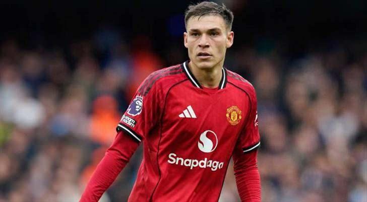 <p>Galatasaray, orta saha transferi i&ccedil;in 3 aday belirledi.<br />
<br />
Sarı-kırmızılılar Manchester United'dan Manuel Ugarte, Al Hilal'den Ruben Neves ve G&ouml;ztepe'den Anthony Dennis'le ilgileniyor.<br />
<br />
(FANATİK)</p>
