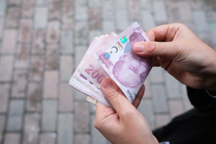 <p>Kasım ayı enflasyon hesabına g&ouml;re mevcut durumda uygulanan 43 bin 726 liralık en d&uuml;ş&uuml;k memur maaşı yeni zamla beraber 60 bin 366 lira olacak. En d&uuml;ş&uuml;k memur emeklisi maaşı 27 bin 651 TL olarak hesaplandı.</p>

<p>&nbsp;</p>
