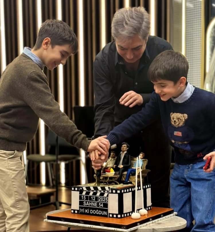 <p><strong>Oğullarıyla yan yana olduğu bir fig&uuml;r&uuml;n yer aldığı pastayla paylaşım yapan Şaşmaz'ın &ccedil;ocuklarının son hali ise kısa s&uuml;rede g&uuml;ndem oldu.</strong></p>
