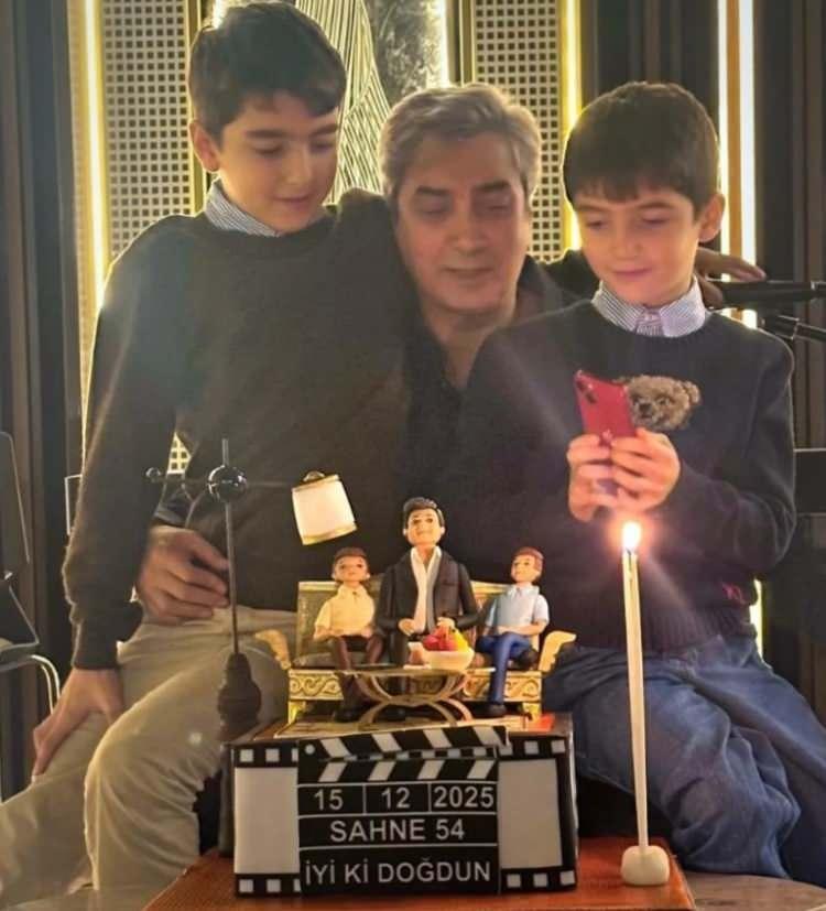 <p><strong>&Uuml;nl&uuml; oyuncunun oğullarıyla benzerlikleri dikkat &ccedil;ekerken, sosyal medyada &ccedil;ok sayıda "Maşallah babalarının aynısı", "Allah mutluluğunuzu daim etsin" gibi yorumlar geldi.</strong></p>
