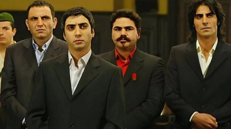 <p><strong>T&uuml;rk televizyonlarının en uzun soluklu yapımlarından "Kurtlar Vadisi", bir d&ouml;nem milyonları ekran başına kilitledi. &Ouml;zg&uuml;n senaryosu ve yıldız oyuncu kadrosuyla hafızalarda tazeliğini koruyan efsane yapıma dair her detay hala &ccedil;ok konuşuluyor.&nbsp;</strong></p>
