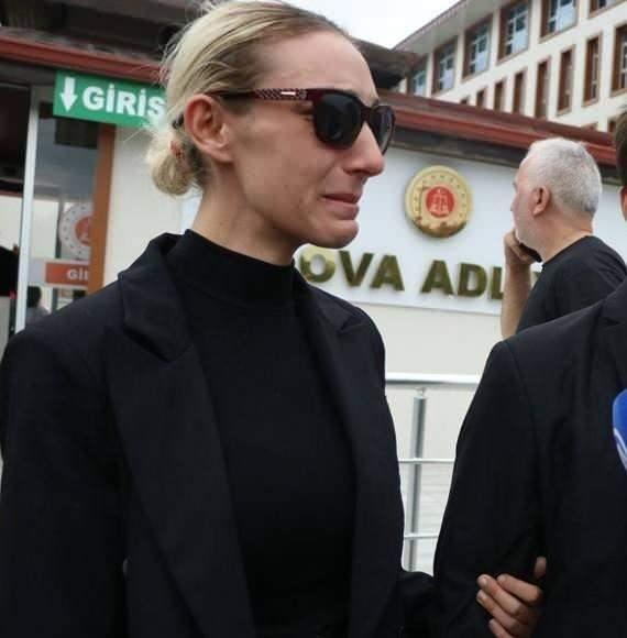 <p><strong>Ardından G&uuml;ll&uuml;'n&uuml;n odaya geldiğini, roman havası oynadıklarını, ge&ccedil;irdiği kazadan dolayı alnından cam par&ccedil;ası &ccedil;ıktığı i&ccedil;in o anlarda aynaya baktığını, Tuğyan'ın &ouml;n&uuml;nde olduğunu i&ccedil;in g&ouml;r&uuml;ş a&ccedil;ısını kapattığını, ses duyunca G&uuml;ll&uuml;'n&uuml;n d&uuml;şt&uuml;ğ&uuml;n&uuml; fark ettiklerini anlattı."</strong></p>
