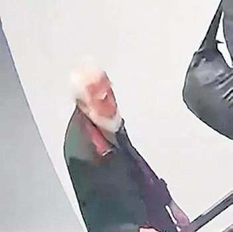 <p><span style="color:#FF0000"><strong>G&Uuml;LL&Uuml;'Y&Uuml; SEN &Ouml;LD&Uuml;RD&Uuml;N YAZMIŞTI! 'KORKUTMAK İ&Ccedil;İN YAPTIM'</strong></span></p>

<p><strong>Kızına "G&uuml;ll&uuml;'y&uuml; sen &ouml;ld&uuml;rd&uuml;n" şeklinde mesaj atan baba Ulu, s&ouml;z konusu mesajın korkutma amacıyla olduğunu belirterek, ş&ouml;yle konuştu:</strong></p>

<p><strong>"Hem bir şey biliyorsa s&ouml;ylesin hem de bana biraz daha saygılı olsun diye bu şekilde mesaj attım. Korkutmak i&ccedil;in attım. Bu s&uuml;re&ccedil; boyunca Tuğyan ve Sultan'la birlikte olduğum zamanlarda G&uuml;ll&uuml;'n&uuml;n &ouml;l&uuml;m&uuml;ne neden olduklarına dair bir konuşmalarını duymadım ve &ouml;l&uuml;m&uuml;ne sebep olduklarına dair bir şey hissetmedim. Kızım da b&ouml;yle bir şeyi g&ouml;rse mutlaka s&ouml;ylerdi. Eğer baskı altında kaldıysa da mutlaka s&ouml;yler"&nbsp;</strong></p>
