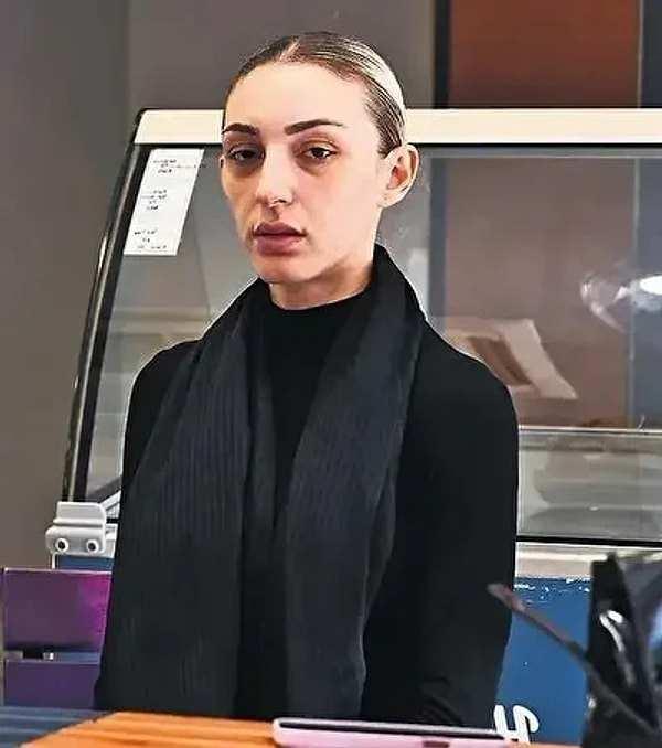 <p><span style="color:#FF0000"><strong>"TUĞYAN YATAĞIMIN DİBİNDE BEKLİYORDU, DİYORDU"</strong></span></p>

<p><strong>G&uuml;ll&uuml;'n&uuml;n kendisine s&ouml;ylediklerini de aktaran Kara, "G&uuml;ll&uuml; bana "Tuğyan kapının &ouml;n&uuml;nde dikilmiş bekliyordu. İ&ccedil;imden ge&ccedil;iyor bakışları. Bir baktım yatağımın dibine gelmiş. Sabahın k&ouml;r&uuml;nde g&ouml;z&uuml;m&uuml; a&ccedil;ıyorum, g&ouml;z g&ouml;ze geliyoruz." demişti" ifadelerini kullandı.</strong></p>
