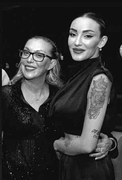 <p><span style="color:#FF0000"><strong>G&Uuml;LL&Uuml;'Y&Uuml; "TORUNUNU ORGAN MAFYASINA SATARIM" DİYEREK TEHDİT EDİYORDU</strong></span></p>

<p><strong>"Aslında evleri satıp &ccedil;ocuklardan habersiz mirastan reddedecekti" diyen Kara, &ccedil;arpıcı bir iddiada daha bulundu. Tuğyan'ın G&uuml;ll&uuml;'y&uuml; torunuyla tehdit ettiğini s&ouml;yleyen Kara, "Kızı Tuğyan &Uuml;lkem G&uuml;lter, 'Bana para vermezsen torununu organ mafyasına satarım' diye tehdit etmiş. G&uuml;ll&uuml; kızından &ccedil;ok korkuyordu, miras i&ccedil;in &ouml;ld&uuml;rm&uuml;ş olabilir" dedi.</strong></p>
