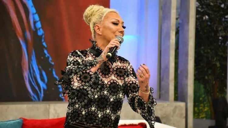 <p><span style="color:#FF0000"><strong>"G&Uuml;LL&Uuml; &Ccedil;OCUKLARINDAN UZAK BİR HAYAT İSTİYORDU"</strong></span></p>

<p><strong>G&uuml;ll&uuml;'n&uuml;n hayatını tamamen değiştirmek istediğini ve &ouml;lmeden &ouml;nce &ccedil;ocuklarını mirastan &ccedil;ıkarmayı d&uuml;ş&uuml;nd&uuml;ğ&uuml;n&uuml; belirten Kara, evlerini satıp onlardan uzak bir yaşam kurmak istediğini s&ouml;yledi.</strong></p>
