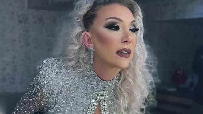 <p><span style="color:#FF0000"><strong>"KORUMA TALEP ETMEYİ D&Uuml;Ş&Uuml;ND&Uuml;"</strong></span></p>

<p><strong>G&uuml;ll&uuml;'n&uuml;n kamera taktırma sebebinin de &ccedil;ocuklarından kaynaklı olduğunu iddia eden Kara, &uuml;nl&uuml; sanat&ccedil;ının koruma talep etmeyi d&uuml;ş&uuml;nd&uuml;ğ&uuml;n&uuml; de s&ouml;zlerine ekledi. Kara, konuya dair "Bazı olaylar olmuştu, rahatlıkla koruma verilir dedim. G&uuml;ll&uuml; de &lsquo;Her yere girip &ccedil;ıkıyorum, esnaf &uuml;rker&rsquo; dedi. O y&uuml;zden o fikirden vazge&ccedil;tik" yorumunda bulundu.</strong></p>
