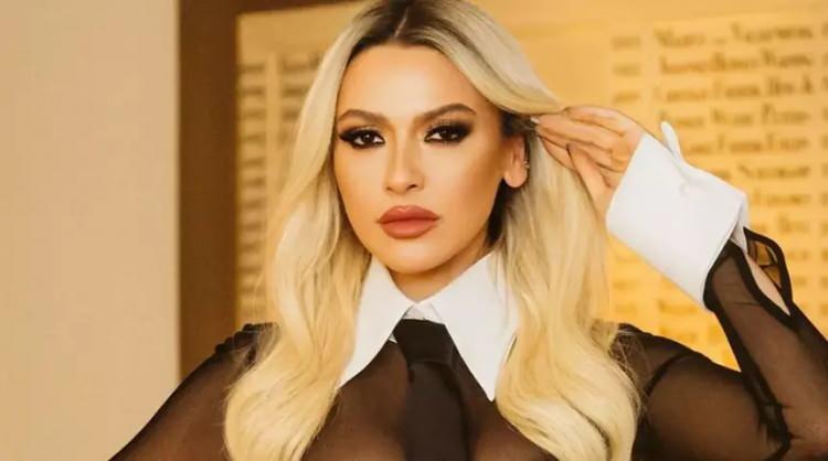 <p>&Uuml;nl&uuml; şarkıcı <strong>Hadise</strong>, katıldığı bir programda &ouml;zel hayatıyla ilgili yaptığı a&ccedil;ıklamalar sonrası kendisi hakkında "hakaret i&ccedil;erikli s&ouml;zler sarf ederek kişilik haklarına saldırı"da bulunduğu iddiasıyla spor yorumcusu <strong>Ahmet &Ccedil;akar'a dava a&ccedil;tı</strong>ğını duyurmuştu.</p>
