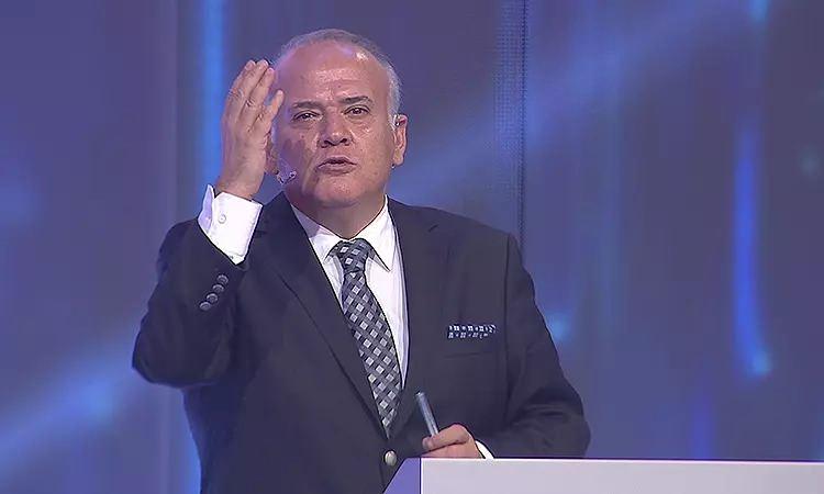 <p><span style="color:#B22222"><strong>"TERBİYESİZ VE G&Ouml;RG&Uuml;S&Uuml;Z" DEMİŞTİ</strong></span></p>
