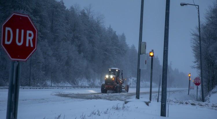 <p>İstanbul ile Ankara arasında ulaşımı sağlayan Anadolu Otoyolu ile D-100 kara yolunun Bolu Dağı ge&ccedil;işinde kar yağıyor.</p>

<p>B&ouml;lgede gece saatlerinde başlayan kar yağışı, D-100 kara yolunun Dağkent, Yumrukaya, Abant Kavşağı, Elmalık, Bolu Dağı Polisevi ve Bakacak mevkilerinde etkili oluyor.</p>

<p>&nbsp;</p>
