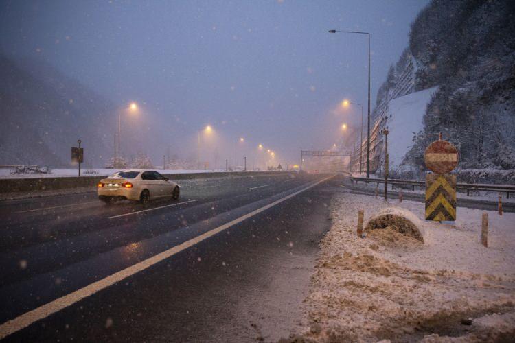 <p><span style="color:#B22222"><strong>İSTANBUL'DA KAR YAĞIŞI BAŞLADI&nbsp;</strong></span></p>

<p>Meteoroloji Genel M&uuml;d&uuml;rl&uuml;ğ&uuml; ve İstanbul Valiliği tarafından yapılan İstanbul dahil bazı illerde havanın hissedilir derecede soğuyacağını ve kar yağışının beklendiğini belirtmesinin ardından mega kentte sabah saatlerinde kar yağışı başladı.</p>
