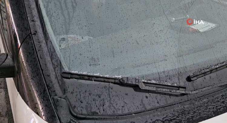 <p>Şişli&rsquo;de hafif şekilde yağan kar yağışının g&uuml;n i&ccedil;erisinde y&uuml;ksek kesimlerde karla karışık yağmur ve kar şeklinde olması bekleniyor.</p>
