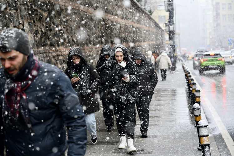 <p><span style="color:#B22222"><strong>KAR M&Uuml;JDESİ GELDİ&nbsp;</strong></span></p>

<p>Ancak İstanbul B&uuml;y&uuml;kşehir Belediyesi (İBB) Afet Koordinasyon Merkezi (AKOM), yaptığı son paylaşımla İstanbul'da yaşayan vatandaşları yeniden umutlandırdı.&nbsp;</p>
