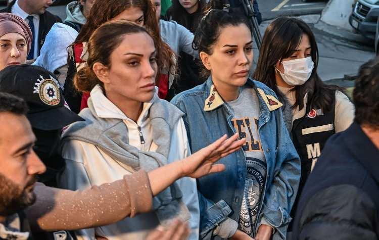 <p>2023 yılında<strong> kara para aklama ve vergi ka&ccedil;ırma</strong> su&ccedil;lamalarıyla tutuklanan <strong>Dilan Polat</strong>, sosyal medya hesabından yaptığı paylaşımla&nbsp;<strong>ablası Sıla Doğu'nun kendisini darp ettiğini</strong>&nbsp;iddia etti.</p>
