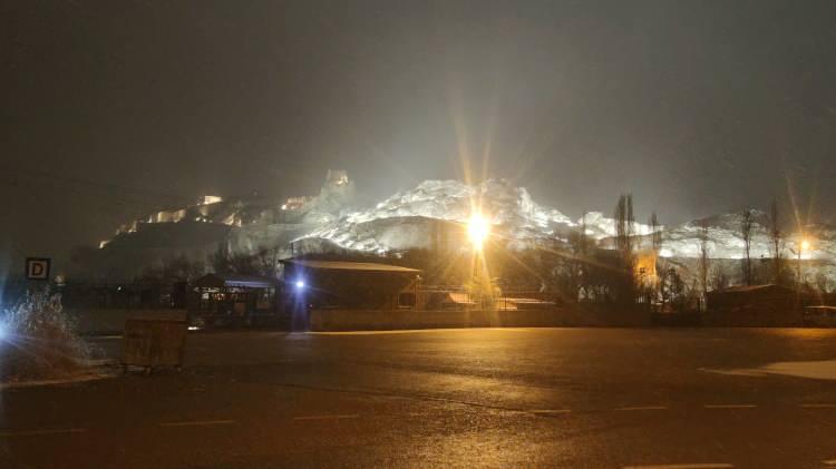 <p>T&uuml;rkiye genelinde kış şartları ağırlaştı. Van ve Elazığ'da kar, Adana'da dolu yağdı. Meteoroloji ve AKOM'dan peş peşe uyarılar gelirken, İstanbul i&ccedil;in İzlanda soğukları alarmı verildi. Doğu Anadolu ve Karadeniz'de yoğun kar bekleniyor.</p>

<p>&nbsp;</p>
