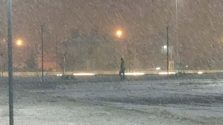 <p>Meteoroloji ve valiliklerin peş peşe yaptığı uyarıların ardından Doğu Anadolu&rsquo;dan Karadeniz&rsquo;e, Marmara&rsquo;dan Akdeniz&rsquo;e kadar geniş bir coğrafyada kar, dolu ve dondurucu soğuklar g&ouml;r&uuml;ld&uuml;.</p>
