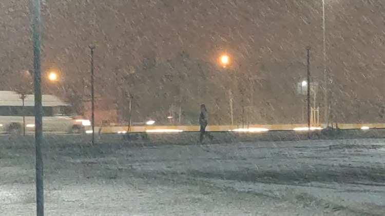 <p><strong><span style="color:rgb(178, 34, 34)">VAN BEYAZA B&Uuml;R&Uuml;ND&Uuml;</span></strong></p>

<p>Van&rsquo;da akşam saatlerinde başlayan kar yağışıyla kent merkezi kısa s&uuml;rede beyaza b&uuml;r&uuml;nd&uuml;.&nbsp;</p>
