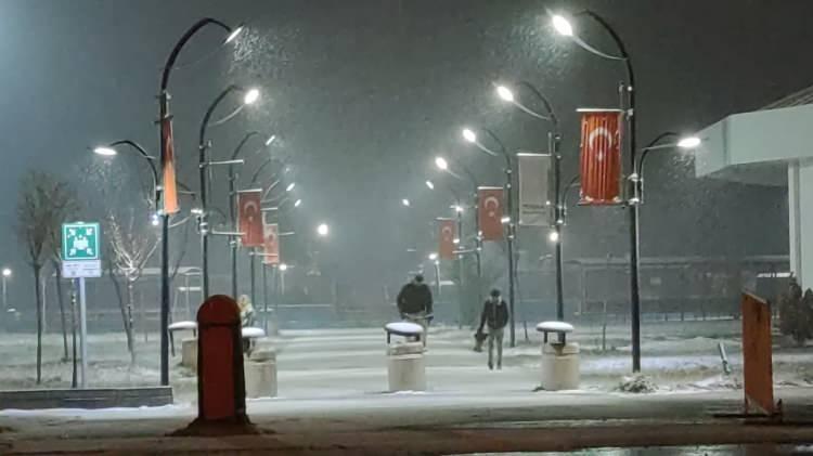 <p>&Ouml;zellikle y&uuml;ksek kesimlerde etkisini artıran yağış, kartpostallık g&ouml;r&uuml;nt&uuml;ler oluştururken, belediye ve karayolları ekipleri olası olumsuzluklara karşı hazır bekletildi.</p>
