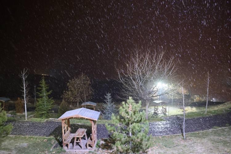 <p>Tarihi yapıların &uuml;zerini kaplayan ilk kar taneleri dikkat &ccedil;ekici g&ouml;r&uuml;nt&uuml;ler oluştururken, yetkililer yağışın ilerleyen saatlerde kuvvetlenebileceği uyarısında bulundu.</p>
