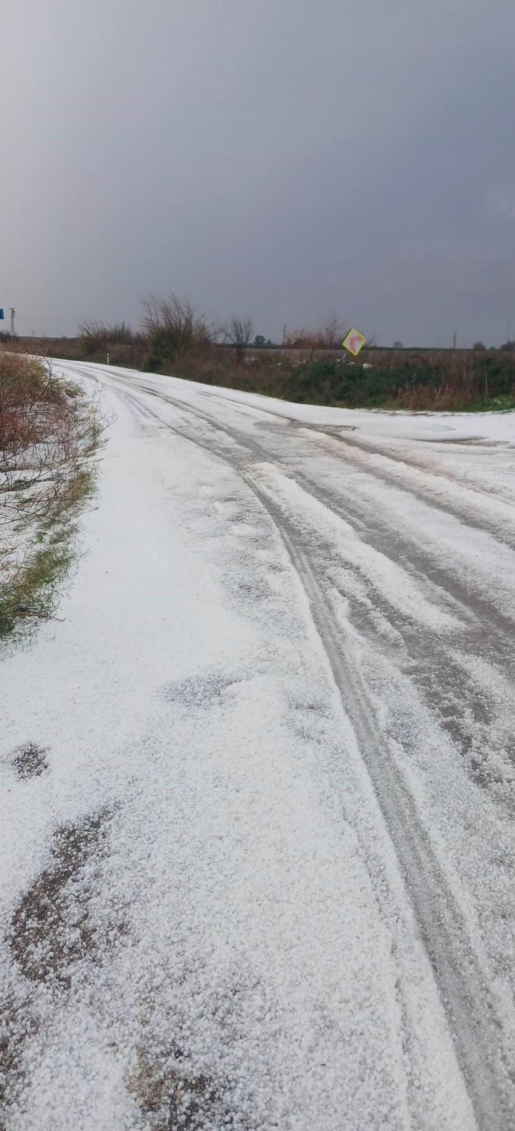 <p>Yaklaşık 20 dakika s&uuml;ren dolu nedeniyle bazı narenciye &uuml;r&uuml;nlerinde zarar oluştuğu &ouml;ğrenildi.</p>
