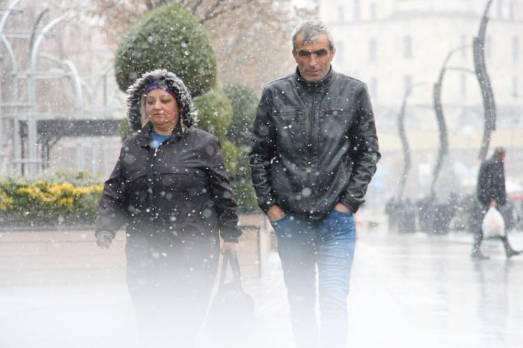 <p>Kocaeli Valiliği, Kartepe, Başiskele ve G&ouml;lc&uuml;k&rsquo;&uuml;n y&uuml;ksek kesimlerinde kar kalınlığının 5 ila 20 santimetreye ulaşabileceğini a&ccedil;ıkladı.&nbsp;</p>
