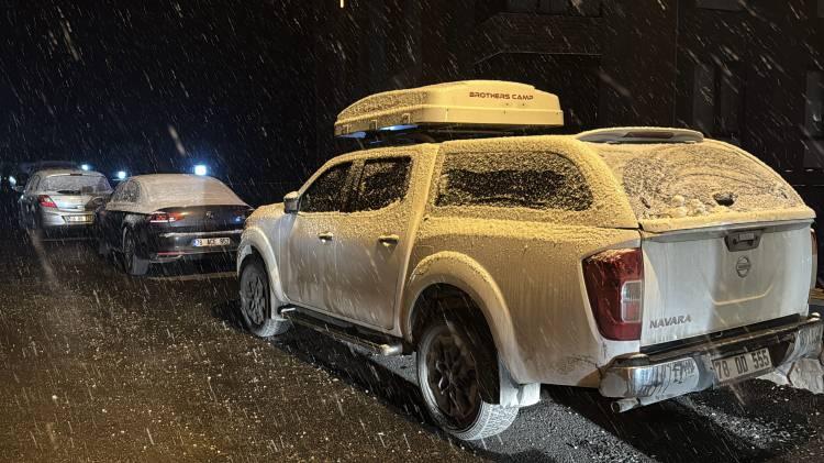 <p>Meteoroloji Genel M&uuml;d&uuml;rl&uuml;ğ&uuml;n&uuml;n uyarılarının ardından Karab&uuml;k'&uuml;n y&uuml;ksek kesimlerinde kar yağışı başladı.&nbsp;</p>
