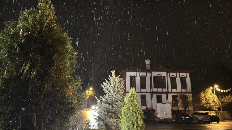 <p>Kar yağışının başlamasıyla birlikte vatandaşlar sokaklara &ccedil;ıkarak karın keyfini yaşadı.&nbsp;</p>
