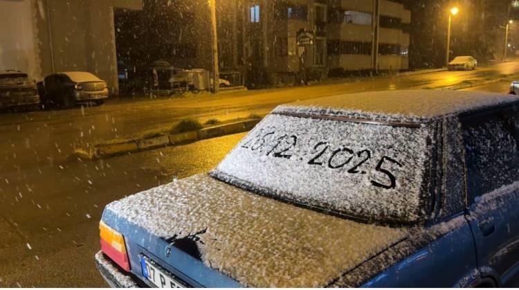 <p>Bazı vatandaşlar da cep telefonlarıyla fotoğraf &ccedil;ekerek anı &ouml;l&uuml;ms&uuml;zleştirdi.</p>
