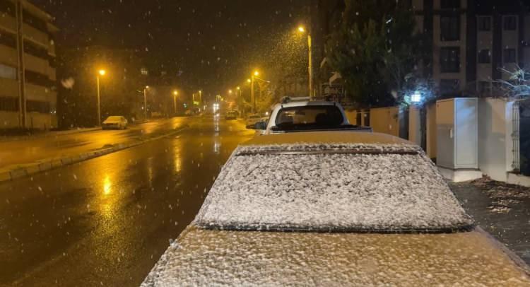 <p>&nbsp;</p>

<p>Annesiyle birlikte dışarı &ccedil;ıkan 4 yaşındaki Buğlem, kar yağışı dolayısıyla &ccedil;ok mutlu olduğunu belirterek kar topu oynamayı sevdiğini s&ouml;yledi.</p>
