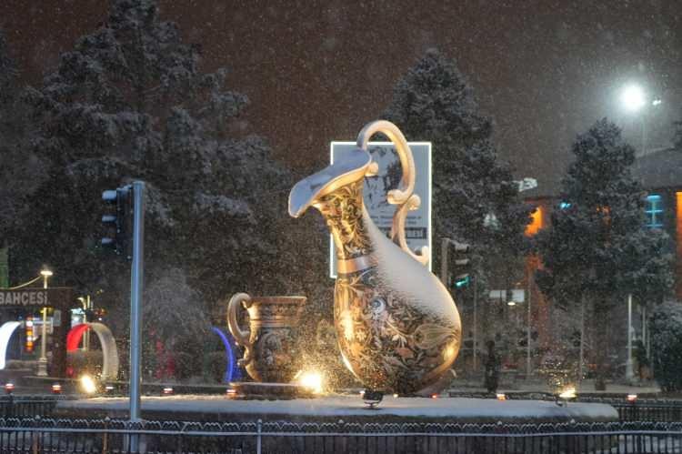 <p><span style="color:#B22222"><strong>ERZİNCAN&rsquo;DA KAR YAĞIŞI</strong></span></p>

<p>Erzincan şehir merkezinde kar yağışı etkili olmaya başladı.</p>

<p>&nbsp;</p>
