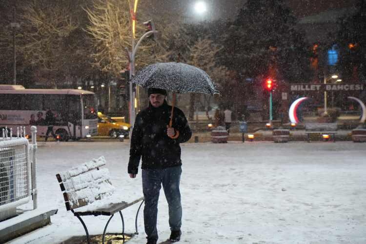 <p>Gece saatlerinde soğuk havanın etkili olduğu Erzincan&rsquo;da vatandaşlar yağan karla birlikte mutlu oldu. Kar yağışıyla birlikte şehir merkezi beyaz &ouml;rt&uuml;ye b&uuml;r&uuml;nd&uuml;. Evlerinden dışarı &ccedil;ıkan vatandaşlar cadde ve sokaklarda kar yağışı altında y&uuml;r&uuml;y&uuml;ş yapmanın keyfini yaşadı.</p>

<p>&nbsp;</p>
