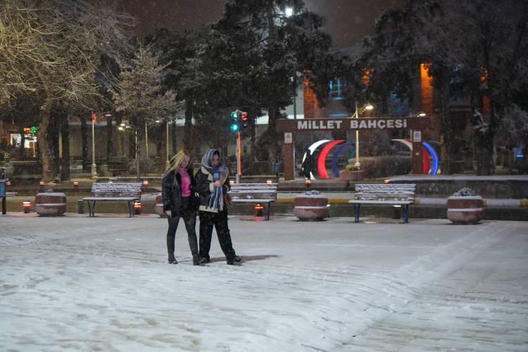 <p>Karayolları ekipleri de şehirlerarası yolların trafiğe a&ccedil;ık kalabilmesi i&ccedil;in karla m&uuml;cadele &ccedil;alışmalarına hız verdi.</p>
