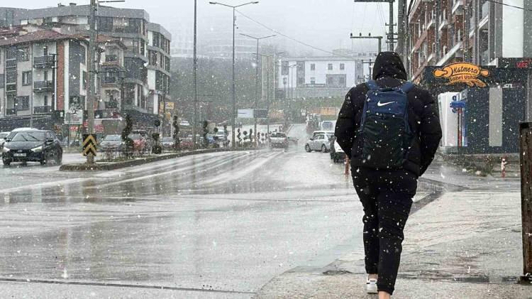 <p><span style="color:#B22222">D&Uuml;ZCE</span></p>

<p>D&uuml;zce Valiliği&rsquo;nden yapılan a&ccedil;ıklamada, "Hafta sonu boyunca vilayetimiz genelinde etkili olan ve meteorolojik tahminlere g&ouml;re yarın sabah saatlerinden itibaren etkisini artıracak olan kar yağışı ve buzlanma riski nedeniyle vatandaşlarımızın ve &ccedil;ocuklarımızın g&uuml;venliği i&ccedil;in bazı tedbirler alınmıştır. Bu kapsamda; 29 Aralık 2025 Pazartesi vilayetimiz genelinde resm&icirc; ve &ouml;zel t&uuml;m &ouml;rg&uuml;n ve yaygın eğitim kurumları, rehabilitasyon merkezleri ile Kur&rsquo;an kurslarında (yetişkinler hari&ccedil;) eğitim ve &ouml;ğretime 1 g&uuml;n s&uuml;reyle ara verilmiştir. Ayrıca; kreş ve anaokuluna devam eden &ccedil;ocuğu olan kadın personel ile (sağlık, g&uuml;venlik gibi 24 saat esasına g&ouml;re hizmet veren birimlerde &ccedil;alışan personelin durumu hizmetin gereği ilgili birimler tarafından değerlendirilerek planlanacaktır) mal&ucirc;l, engelli ve hamile kamu &ccedil;alışanları da 1 (bir) g&uuml;n idari izinli sayılacaktır. Vatandaşlarımızın dikkatli ve tedbirli olmalarını, zorunlu olmadık&ccedil;a &ouml;zel ara&ccedil;larıyla trafiğe &ccedil;ıkmamalarını &ouml;nemle rica ederiz" denildi.<br />
<br />
&nbsp;</p>
