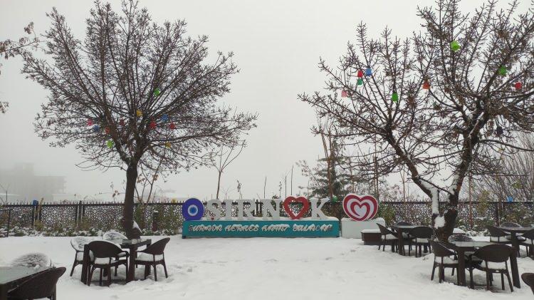 <p><span style="color:rgb(178, 34, 34)">ŞIRNAK&nbsp;</span></p>

<p>Şırnak&rsquo;ın Beyt&uuml;şşebap il&ccedil;esinde yoğun kar yağışı nedeniyle eğitime 1 g&uuml;n ara verildi.<br />
Beyt&uuml;şşebap Kaymakamlığı, kar yağışı sebebiyle eğitime 1 g&uuml;n ara verildiğini duyurdu.</p>

<p><strong>Duyuruda şu ifadelere yer verildi:</strong></p>

<p>"Etkili olan kar yağışı nedeniyle buzlanma ve don olayına karşı oluşabilecek risk g&ouml;z &ouml;n&uuml;nde bulundurularak, &ouml;ğrencilerimizin ve &ouml;ğretmenlerimizin t&uuml;m eğitim &ccedil;alışanlarımızın can ve mal g&uuml;venliğini sağlamak amacıyla 1593 sayılı Umumi Hıfzıssıhha Kanunun 27 ve 72&rsquo;nci maddeleri uyarınca il&ccedil;emiz ve genelindeki t&uuml;m resmi ve &ouml;zel okullarda eğitim ve &ouml;ğretime 1 g&uuml;n ara verilmiştir"&nbsp;</p>
